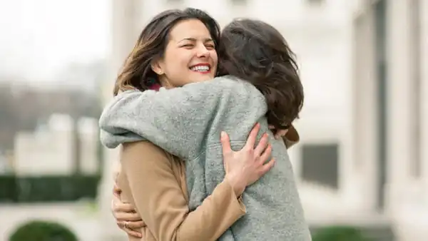 تعبیر خواب بغل ابن سیرین + برای زن متاهل و باردار و دختر مجرد