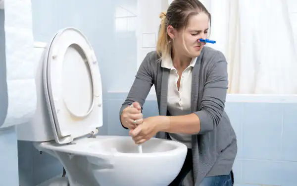 تعبیر خواب بوی بد دستشویی + برای زن متاهل و باردار و دختر مجرد