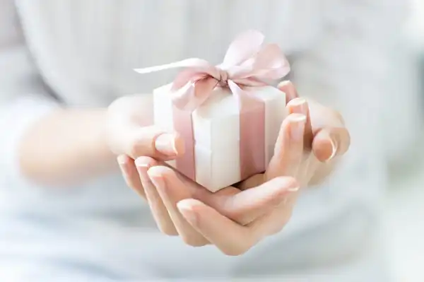تعبیر خواب هدیه ابن سیرین + برای زن متاهل و باردار و دختر مجرد