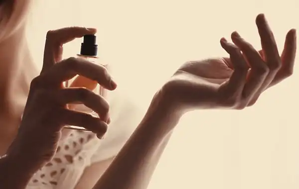 تعبیر خواب عطر زدن زن متاهل + برای زن متاهل و باردار و دختر مجرد
