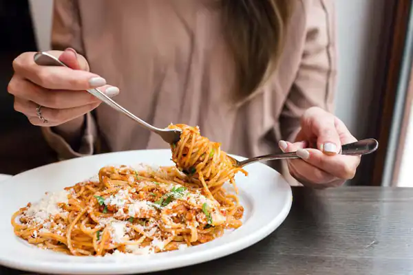 تعبیر خواب غذا خوردن ابن سیرین + برای زن متاهل و باردار و دختر مجرد