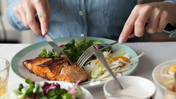تعبیر خواب غذا خوردن + برای زن متاهل و باردار و دختر مجرد