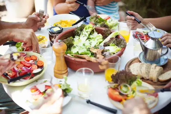 تعبیر خواب غذای بی نمک + برای زن متاهل و باردار و دختر مجرد