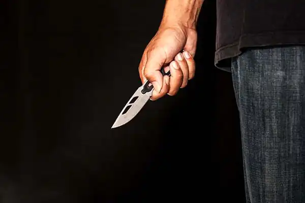 تعبیر خواب خفت شدن با چاقو برای دختر مجرد و زن متاهل و باردار و مطلقه