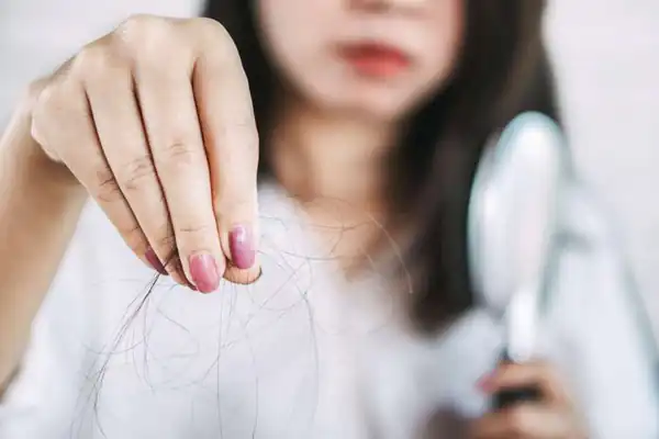 تعبیر خواب مو در دهان + برای زن متاهل و باردار و دختر مجرد