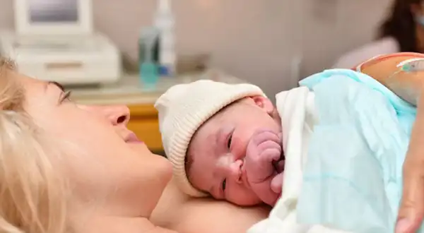 تعبیر خواب مرده زایمان کرده + برای زن متاهل و باردار و دختر مجرد
