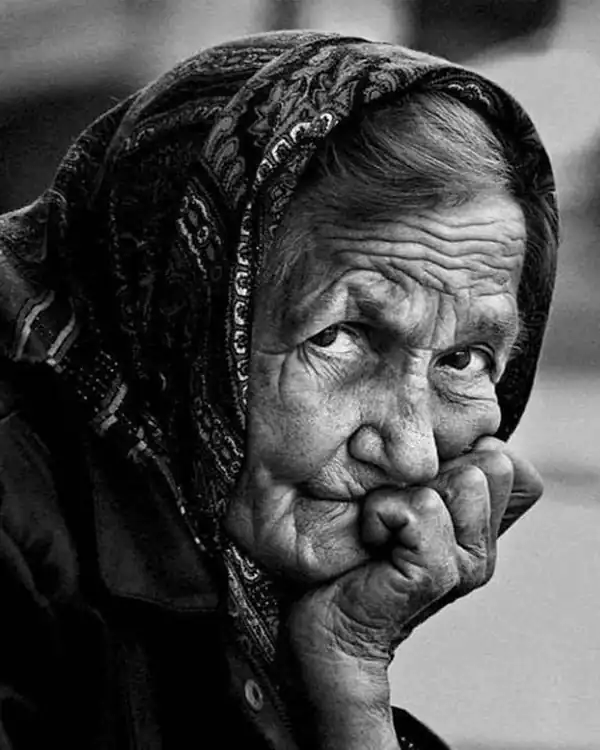 تعبیر خواب پیرزن ابن سیرین + برای زن متاهل و باردار و دختر مجرد