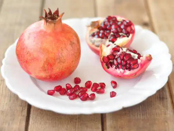 تعبیر خواب انار دادن به دیگران + برای زن متاهل و باردار و دختر مجرد