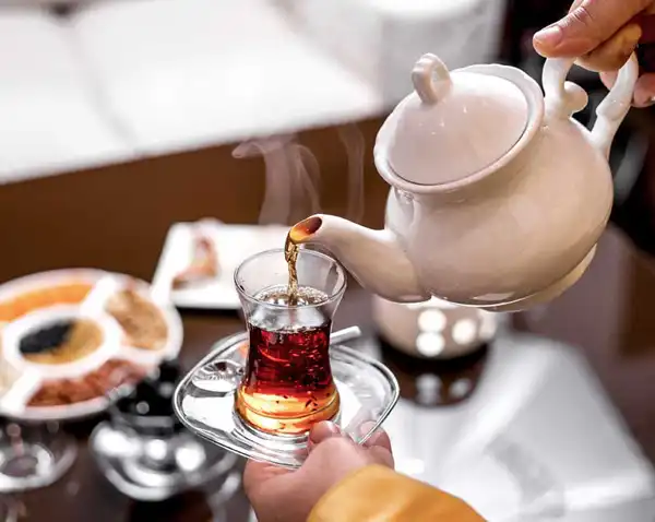 تعبیر خواب چای ریختن برای مهمان + برای زن متاهل و باردار و دختر مجرد