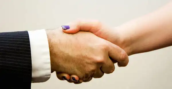 تعبیر خواب دست دادن با مرده + برای زن متاهل و باردار و دختر مجرد