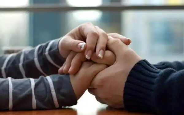 تعبیر خواب دست گرفتن + برای زن متاهل و باردار و دختر مجرد