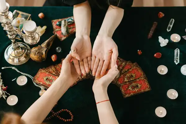 تعبیر خواب فالگیر + برای زن متاهل و باردار و دختر مجرد