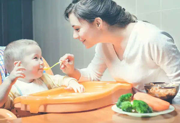 تعبیر خواب غذا دادن به بچه + برای زن متاهل و باردار و دختر مجرد