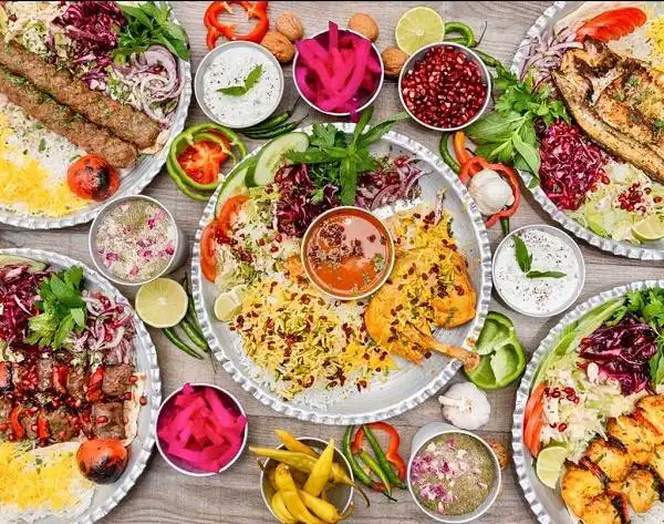 تعبیر خواب غذا دادن به مهمان + برای زن متاهل و باردار و دختر مجرد