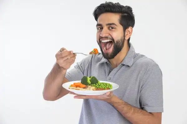 تعبیر خواب غذا خوردن و سیر نشدن + برای زن متاهل و باردار و دختر مجرد