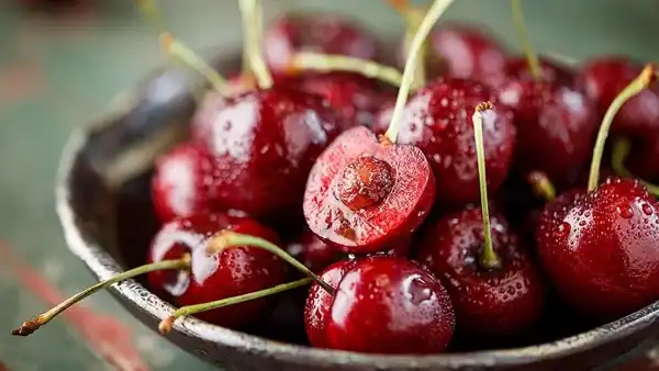 تعبیر خواب گیلاس خوردن + برای زن متاهل و باردار