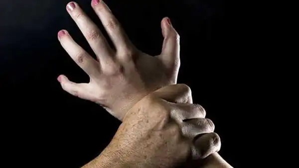 تعبیر خواب کتک زدن پیرزن + برای زن متاهل و باردار و دختر مجرد