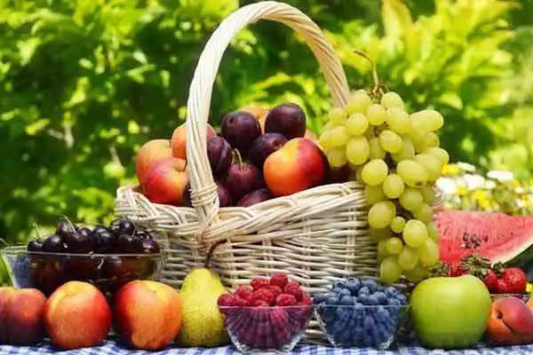 تعبیر خواب میوه انگور و هلو + برای زن متاهل و باردار و دختر مجرد