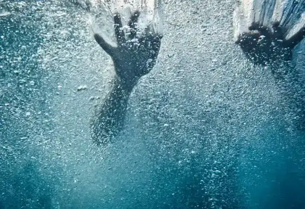تعبیر خواب افتادن در آب + برای زن متاهل و باردار و دختر مجرد