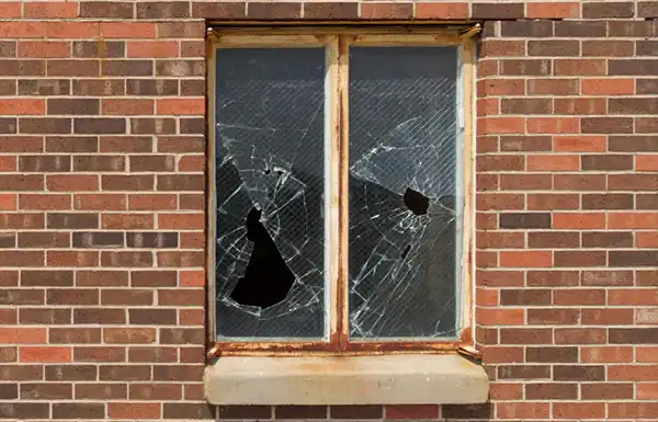 تعبیر خواب پنجره شکسته + برای زن متاهل و باردار و دختر مجرد
