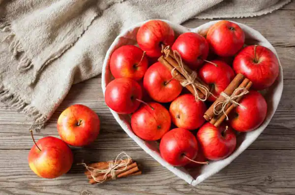 تعبیر خواب سیب قرمز هدیه گرفتن + برای زن متاهل و باردار و دختر مجرد