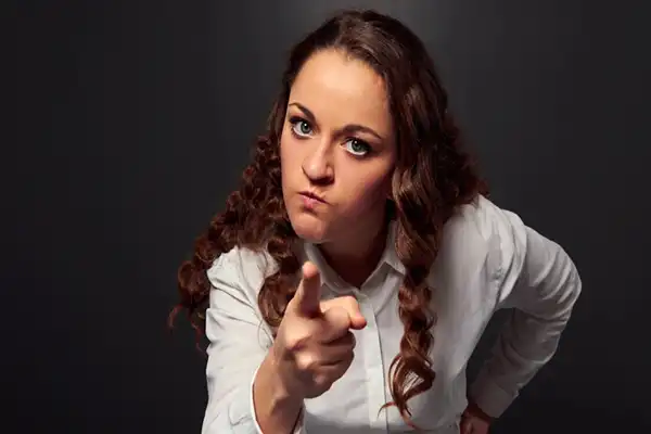 تعبیر خواب عصبانی شدن + برای زن متاهل و باردار و دختر مجرد