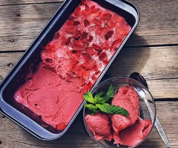 تعبیر خواب بستنی توت فرنگی + برای زن متاهل و باردار و دختر مجرد