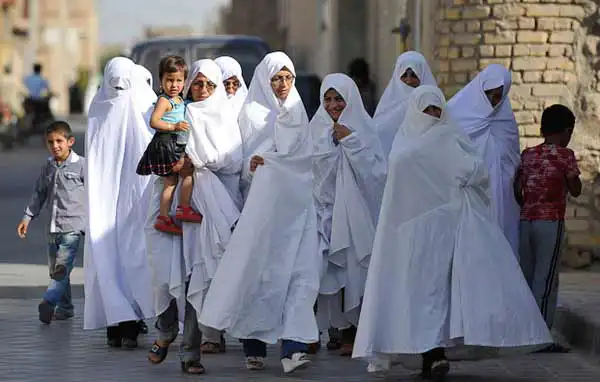 تعبیر خواب چادر سفید هدیه گرفتن + برای زن متاهل و باردار و دختر مجرد