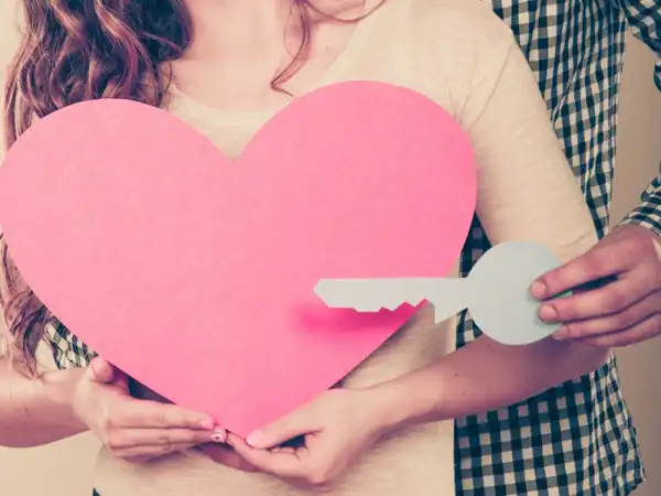 تعبیر خواب دست زدن مرد به سینه زن + برای زن متاهل و باردار و دختر مجرد