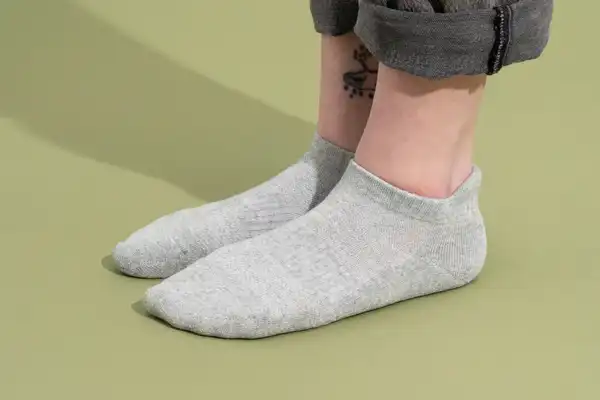 تعبیر خواب دیدن جوراب + برای زن متاهل و باردار و دختر مجرد