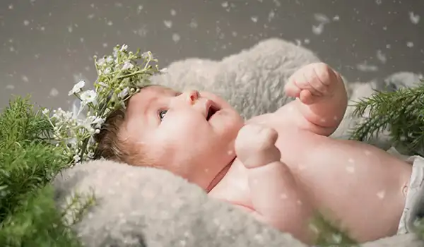 تعبیر خواب دختر به دنیا آوردن + برای زن متاهل و باردار و دختر مجرد