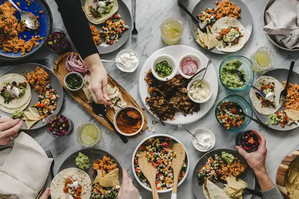 تعبیر خواب غذا خوردن در مهمانی + برای زن متاهل و باردار و دختر مجرد
