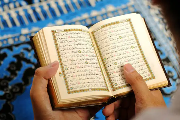 تعبیر خواب قرآن خواندن دیگران + برای زن متاهل و باردار و دختر مجرد