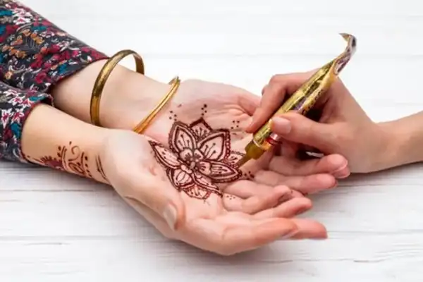 تعبیر خواب حنا هدیه گرفتن + برای زن متاهل و باردار و دختر مجرد