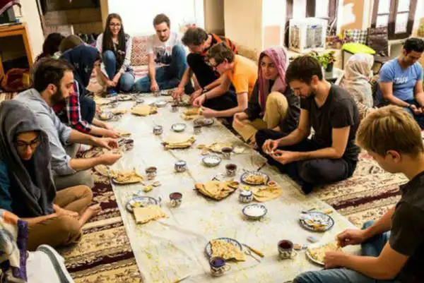 تعبیر خواب مهمانی دادن به مرده + برای زن متاهل و باردار و دختر مجرد