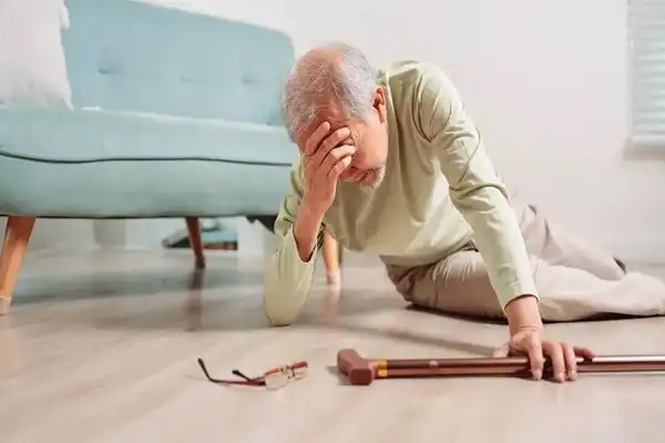 تعبیر خواب افتادن از روی صندلی + برای زن متاهل و باردار و دختر مجرد