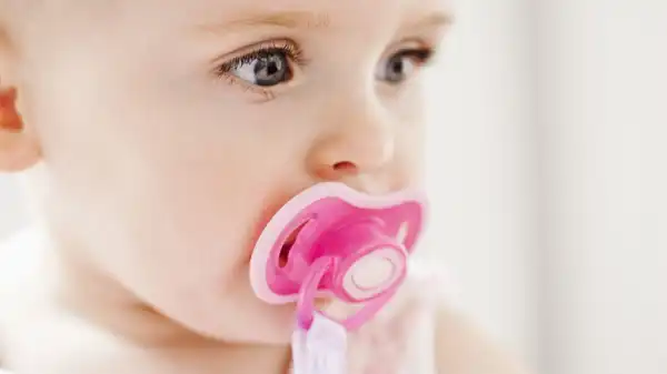 تعبیر خواب پستانک نوزاد + برای زن متاهل و باردار و دختر مجرد