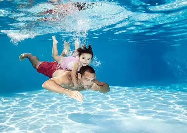 تعبیر خواب شنا در شیر + برای زن متاهل و باردار و دختر مجرد
