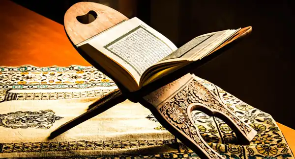 تعبیر خواب شنیدن صدای قرآن + برای زن متاهل و باردار و دختر مجرد