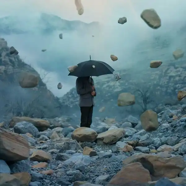تعبیر خواب بارش سنگ از آسمان + برای زن متاهل و باردار و دختر مجرد