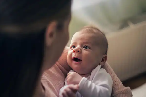 تعبیر خواب بغل گرفتن نوزاد + برای زن متاهل و باردار و دختر مجرد