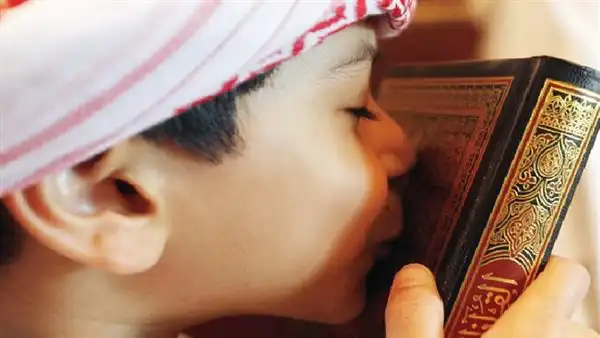 تعبیر خواب بوسیدن قرآن + برای زن متاهل و باردار و دختر مجرد