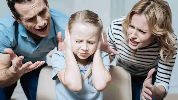 تعبیر خواب داد زدن سر مادر + برای زن متاهل و باردار و دختر مجرد