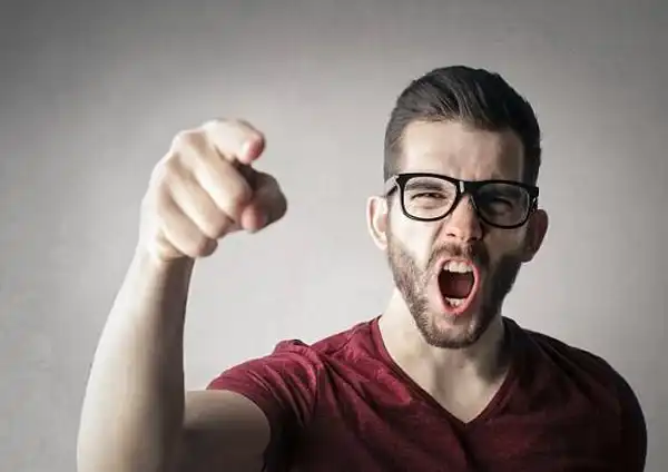 تعبیر خواب فحش و ناسزا گفتن + برای زن متاهل و باردار و دختر مجرد