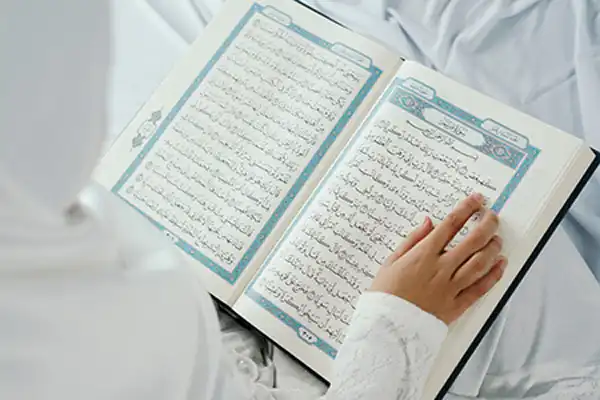 تعبیر خواب قرآن در دست داشتن + برای زن متاهل و باردار و دختر مجرد