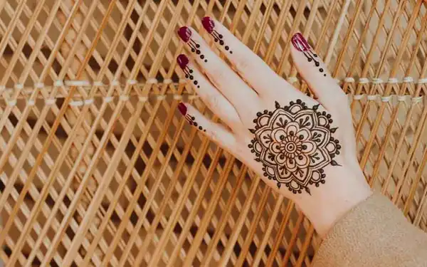تعبیر خواب حنا زدن به دست + برای زن متاهل و باردار و دختر مجرد