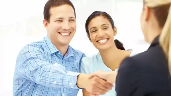 تعبیر خواب حرف زدن با زن + برای زن متاهل و باردار و دختر مجرد
