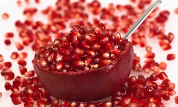 تعبیر خواب خوردن انار قرمز + برای زن متاهل و باردار و دختر مجرد