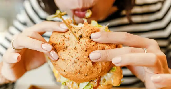 تعبیر خواب خوردن غذا در دستشویی + برای زن متاهل و باردار و دختر مجرد