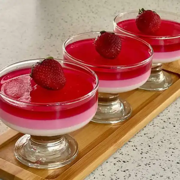 تعبیر خواب ژله توت فرنگی + برای زن متاهل و باردار و دختر مجرد